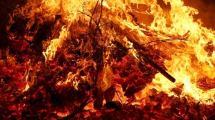 熊熊燃烧的篝火