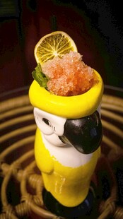 创意小黄人造型鸡尾酒
