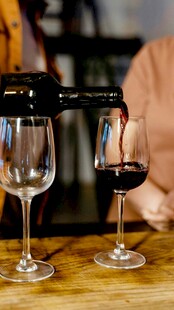 红酒倒入高脚杯的瞬间