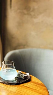 简约茶几上的茶具与座椅