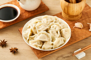 美味饺子摆放在木盘上