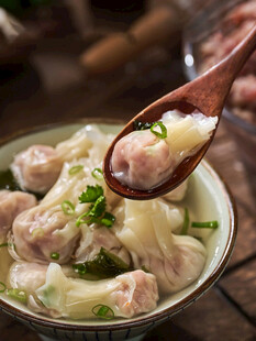 木勺舀起美味馄饨汤