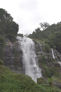 山间瀑布美景