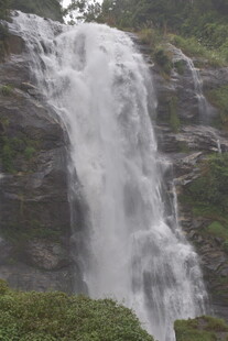 山间瀑布景观