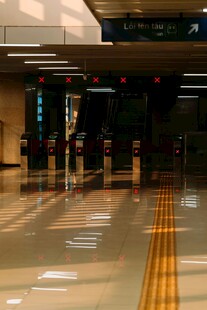 机场大厅内的旅客身影