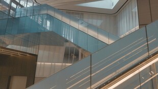 现代建筑中的玻璃扶手楼梯