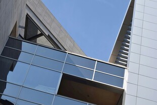 现代玻璃幕墙建筑外观