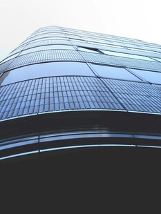 现代弧形玻璃建筑外观