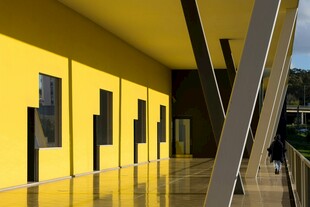 黄色建筑走廊现代风格