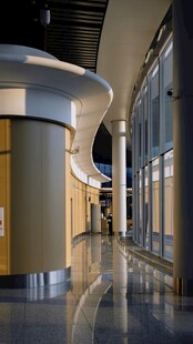 现代风格的宽敞室内走廊