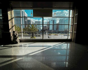 室内透过玻璃看室外景象