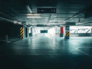 空旷地下停车场场景