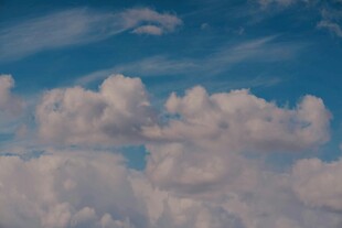 蓝天中的蓬松云朵