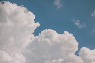 蓝天中的蓬松白云