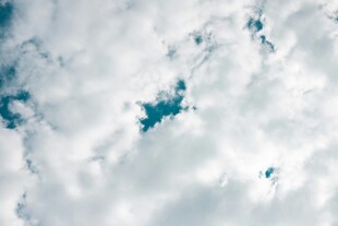 天空中的白云与蓝天