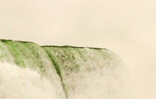 壮观瀑布倾泻瞬间