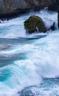 海浪拍击礁石的壮观景象