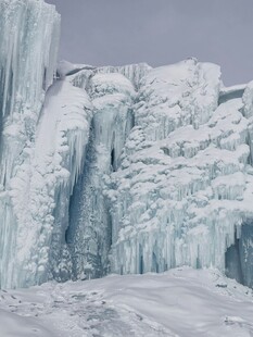 壮观冰雪瀑布景观