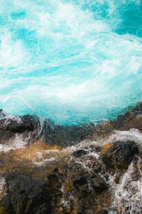 海浪拍打礁石的美丽瞬间