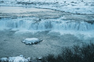 冬日冰封瀑布景观