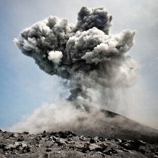 火山喷发瞬间