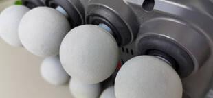 白色球形物件整齐排列