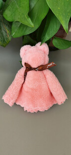 粉色毛绒毛巾叠成小熊