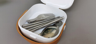 餐具收纳盒内的可折叠餐具组合