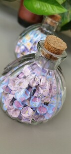 玻璃瓶中的梦幻彩色星星