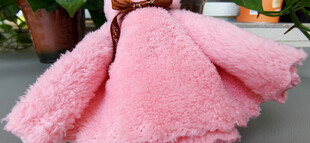 粉色毛绒裙摆展示