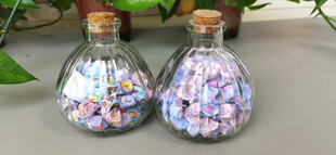 彩色折纸星星装于玻璃瓶中