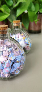 彩色心形瓶中装饰小物