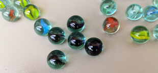 多彩琉璃珠散落