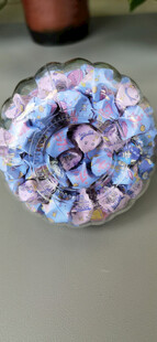 装满折纸星星的玻璃瓶底