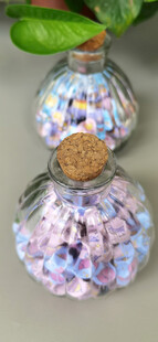 彩色折纸星星装于玻璃瓶中