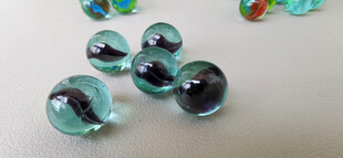 彩色玻璃弹珠散落画面