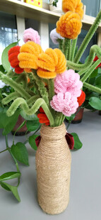 手工花瓶中的多彩鲜花