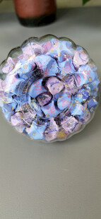 装满折纸星星的玻璃瓶底