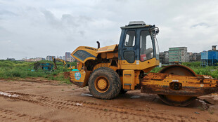 工地中的黄色压路机