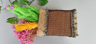 多彩花卉旁的精美编织物