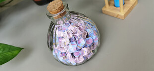 玻璃球内多彩折纸星星