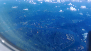 高空俯瞰蓝色山川河流