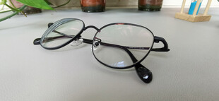 简约黑色框架眼镜