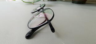 简约风眼镜置于白色桌面