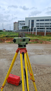 户外测量仪器与建筑场景