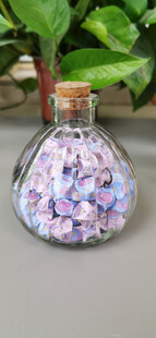 玻璃瓶中的多彩幸运星装饰