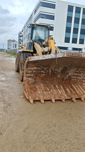 工地中的黄色装载机