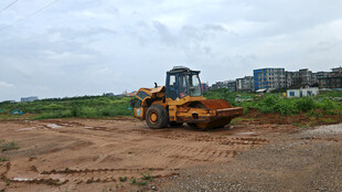 工地现场的黄色压路机