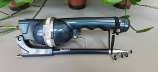 蓝色渔轮置于支架上