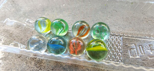 多彩玻璃弹珠排列展示